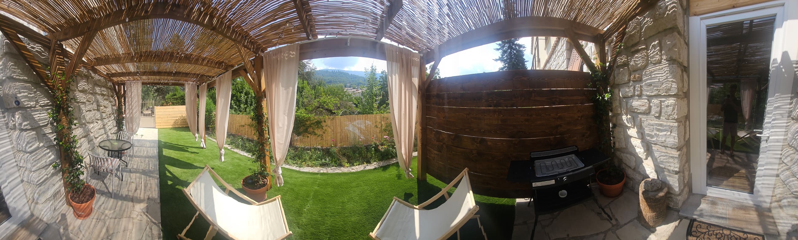 Terrasse couverte avec barbecue et jardin privatif du Gîte Le Sargier