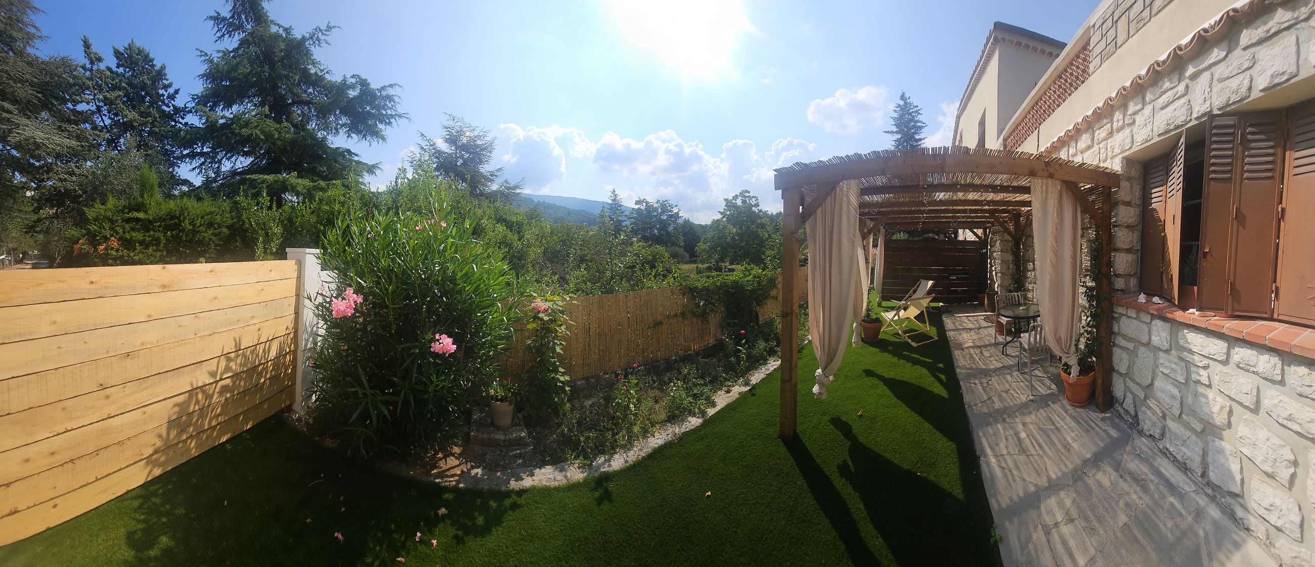 Terrasse privative sous pergola et jardin gazonné du Gîte Le Sargier à Levens