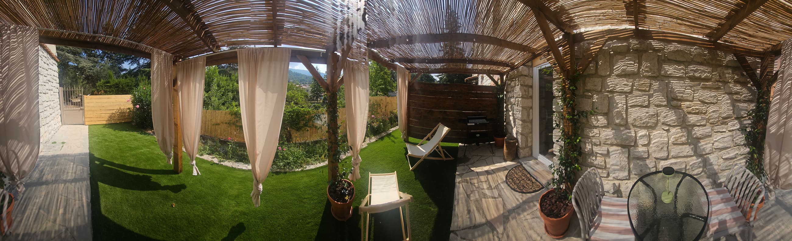 Terrasse privative du Gîte Le Sargier avec vue sur la nature environnante